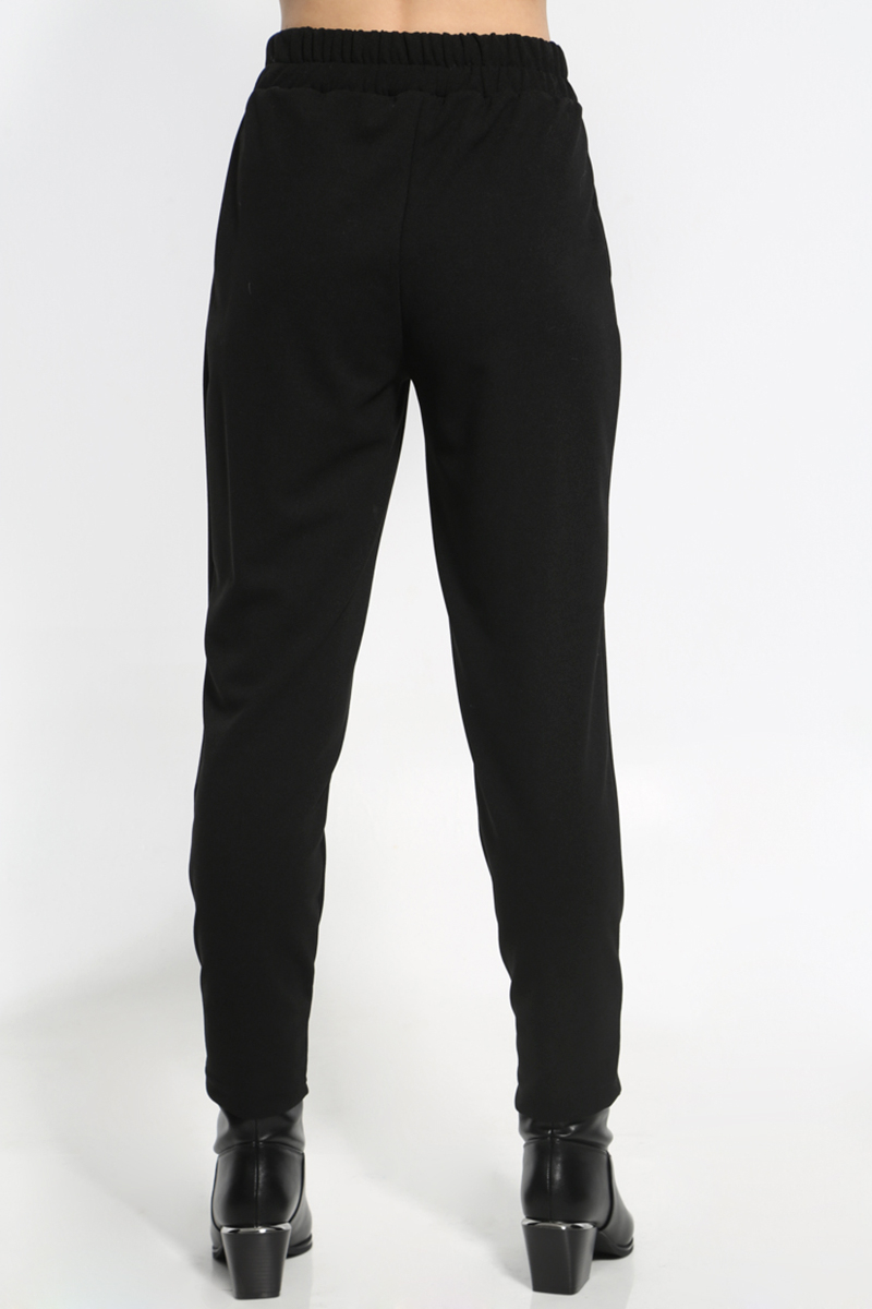 BLACK PANTS IN A STRAIGHT LINE