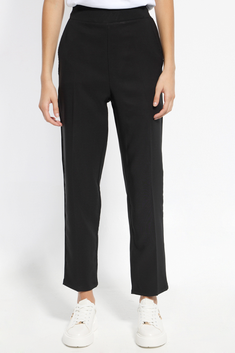 BLACK TROUSERS IN A STRAIGHT LINE