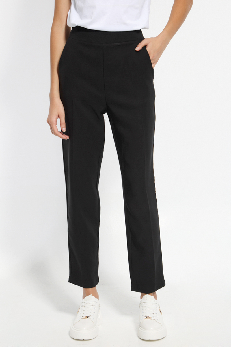 BLACK TROUSERS IN A STRAIGHT LINE