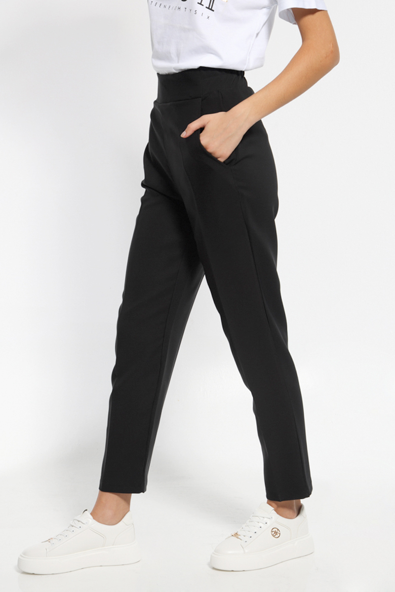 BLACK TROUSERS IN A STRAIGHT LINE