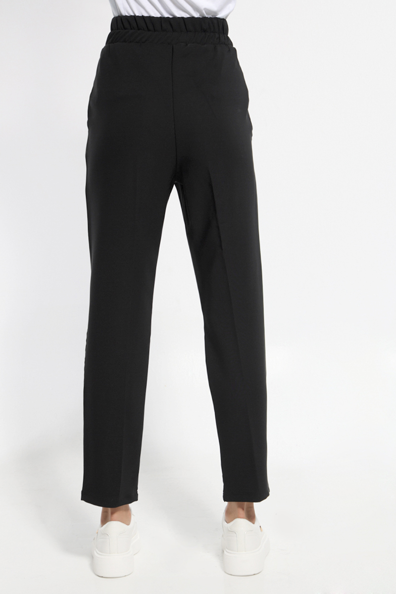 BLACK TROUSERS IN A STRAIGHT LINE