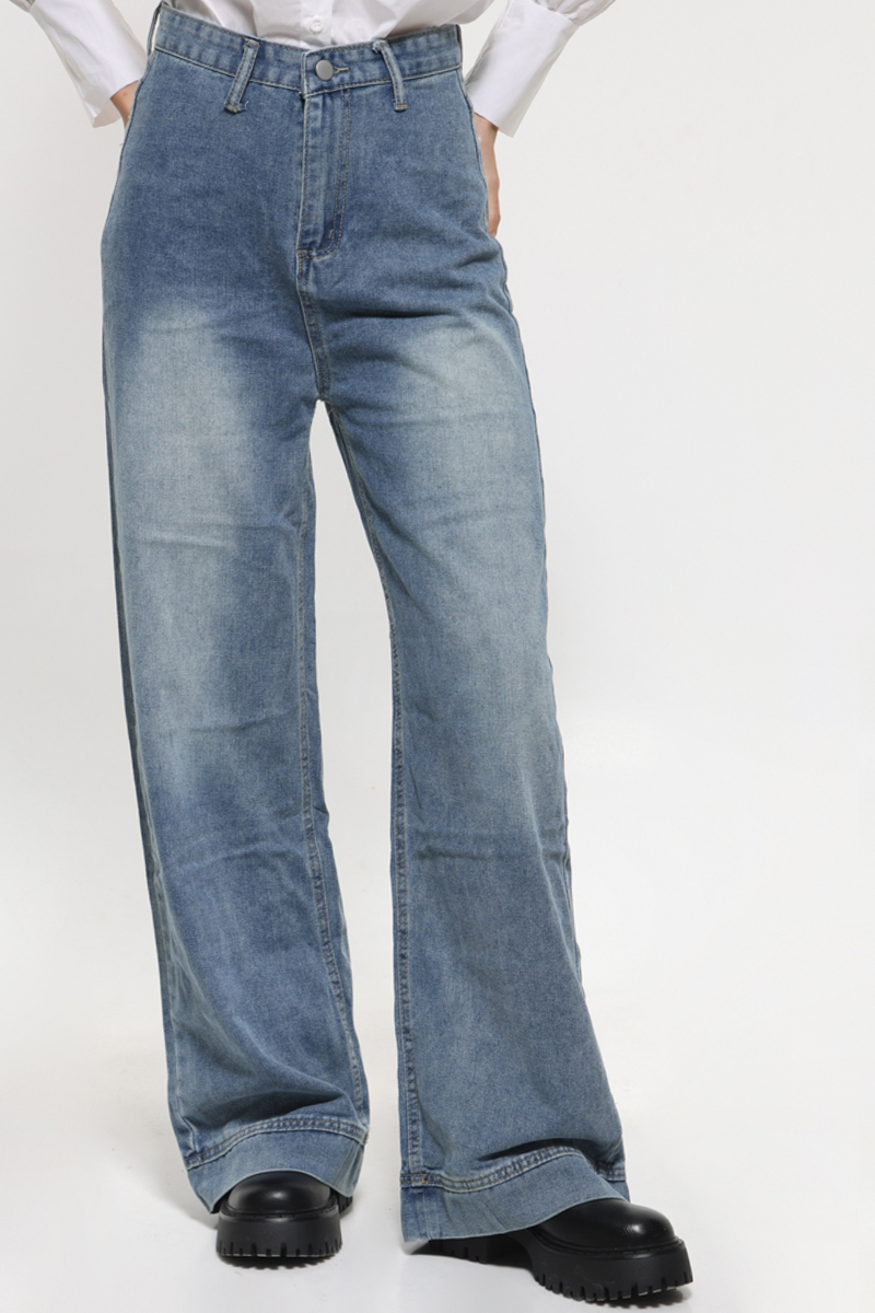 HIGH-RISE BLUE JEANS