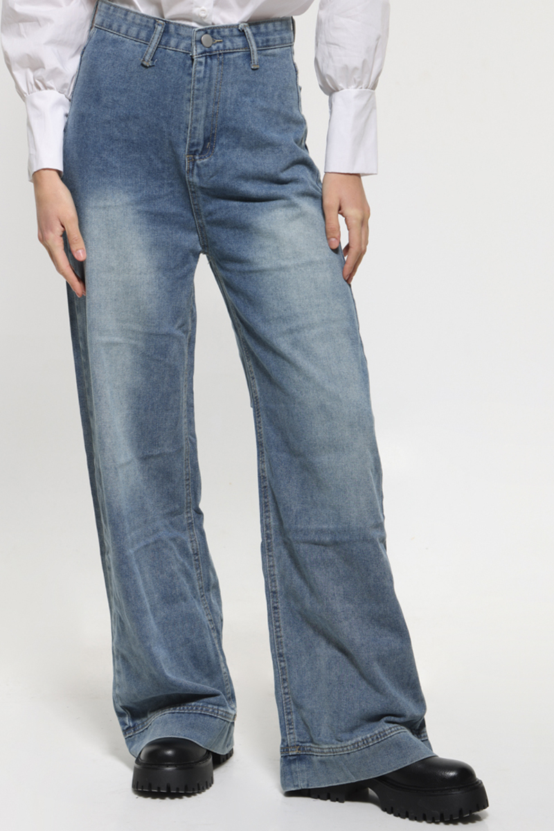 HIGH-RISE BLUE JEANS