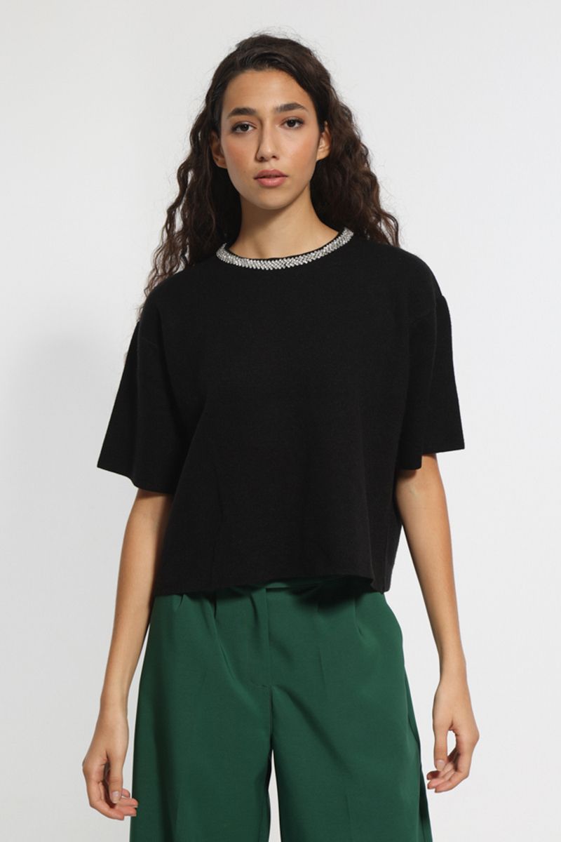 BLACK SHORT SLEEVE KNIT T-SHIRT WITH NECK DETAILS