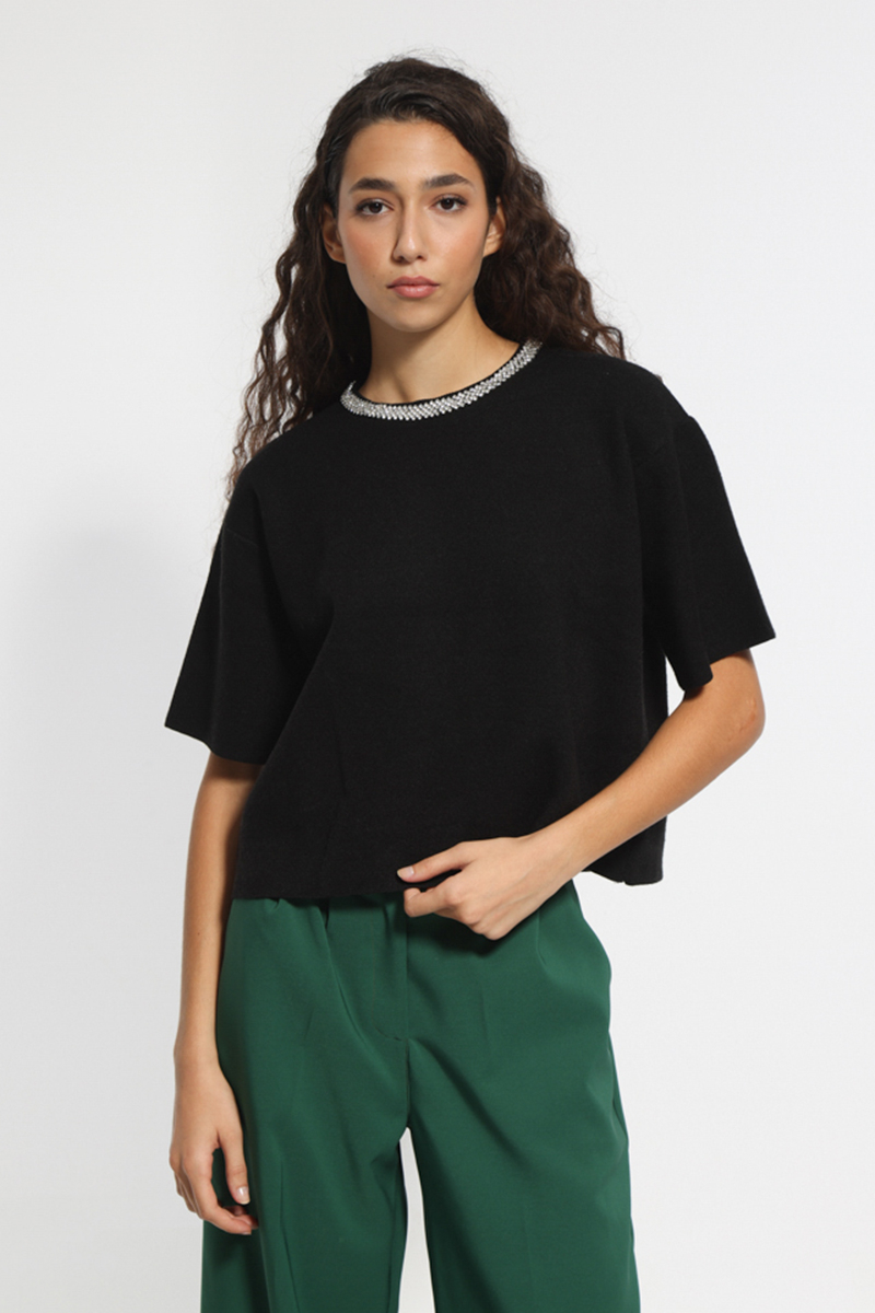 BLACK SHORT SLEEVE KNIT T-SHIRT WITH NECK DETAILS