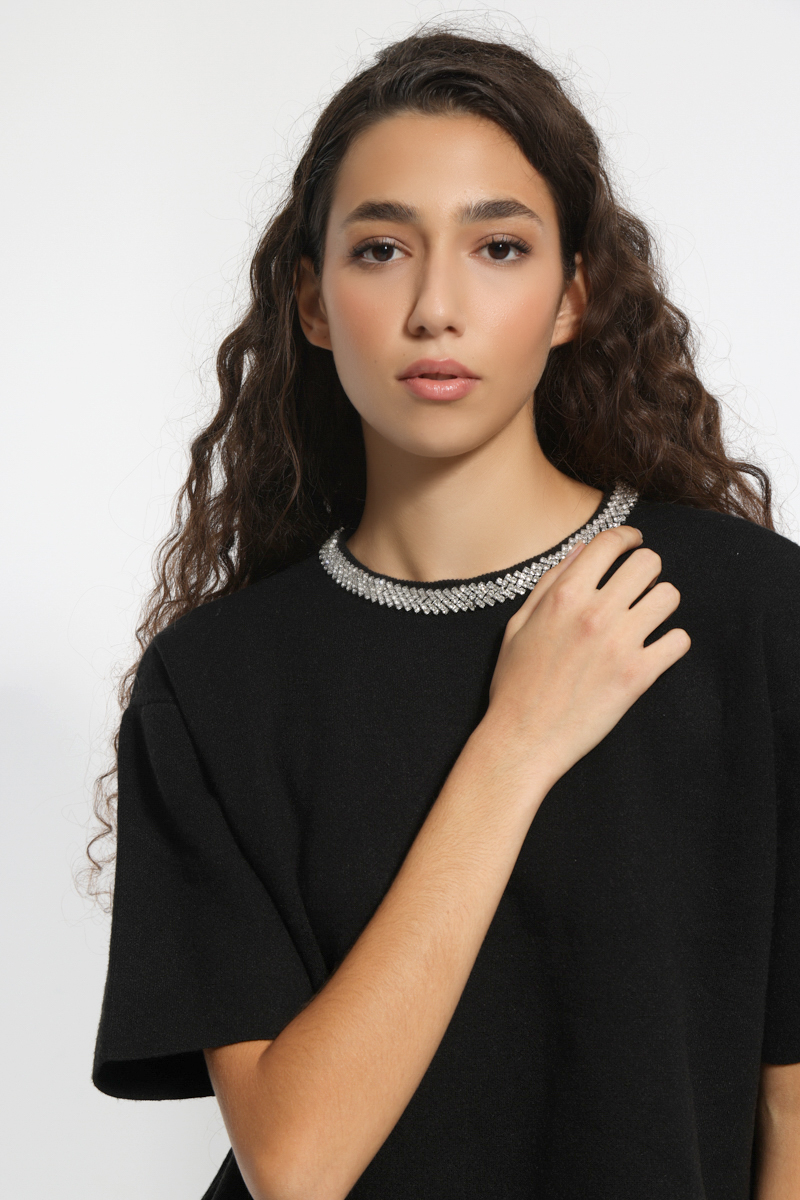 BLACK SHORT SLEEVE KNIT T-SHIRT WITH NECK DETAILS