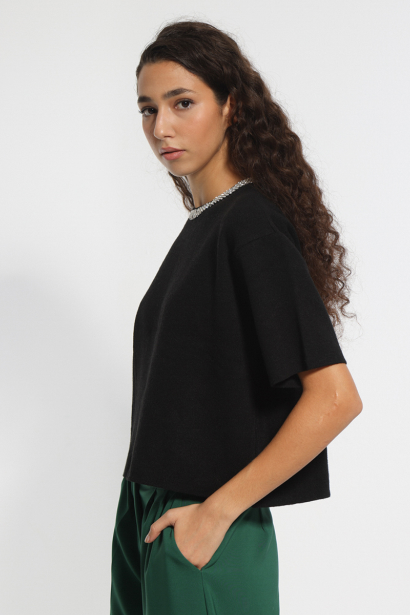 BLACK SHORT SLEEVE KNIT T-SHIRT WITH NECK DETAILS