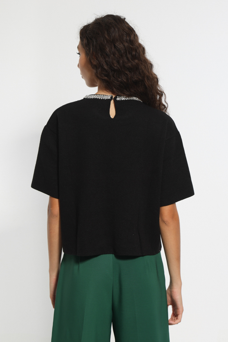 BLACK SHORT SLEEVE KNIT T-SHIRT WITH NECK DETAILS