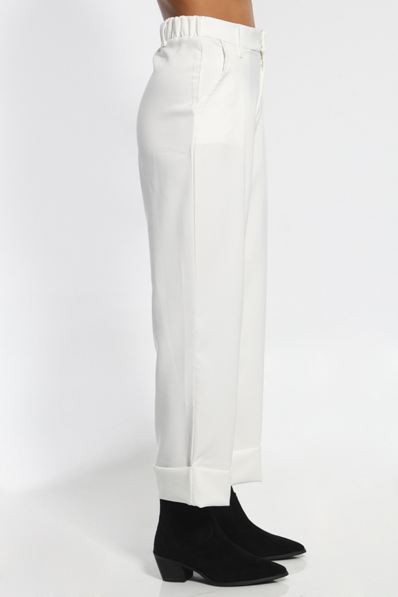 WHITE PANTS IN A STRAIGHT LINE WITH REVERSES