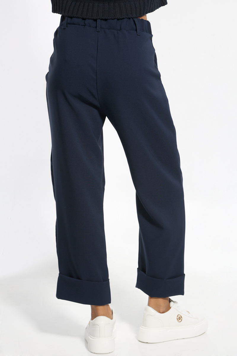 BLUE PANTS IN A STRAIGHT LINE WITH REVERSES