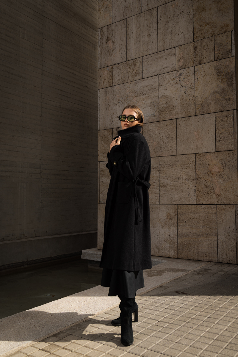 LONG BLACK COAT WITH WAIST BELT