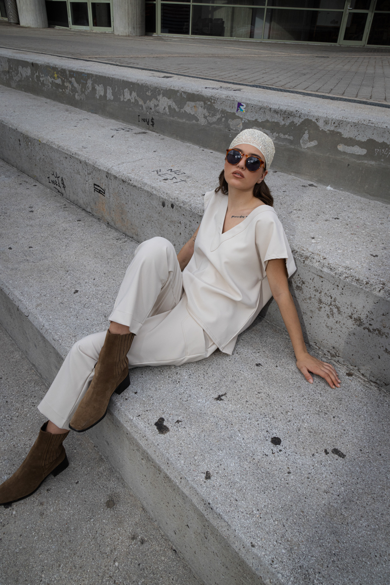 BEIGE SET WITH SHORT-SLEEVED T-SHIRT AND PANTS