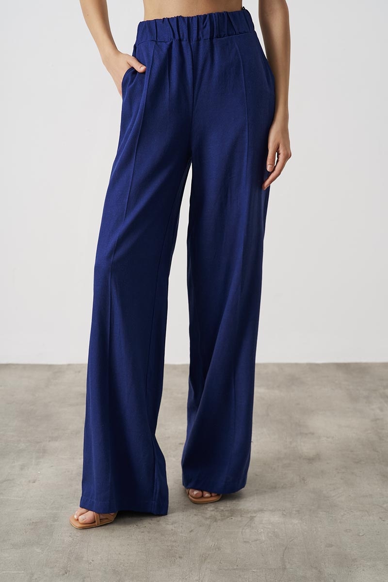 STYLISH PANTS IN A WIDE LINE