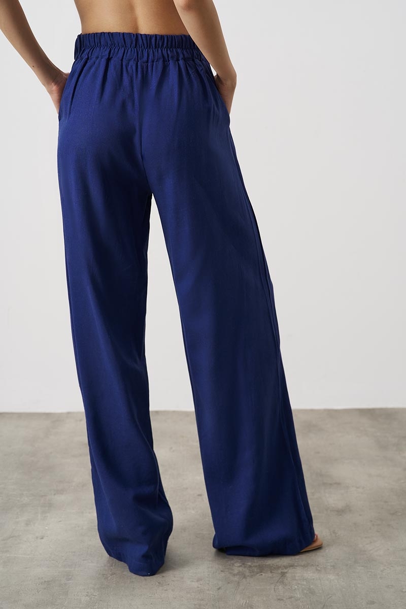 STYLISH PANTS IN A WIDE LINE