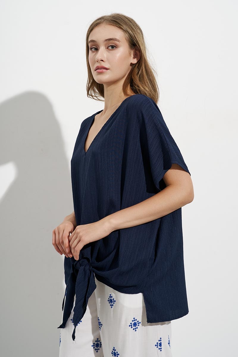 OVERSIZED ΜΠΛΟΥΖΑ V-NECK, ΜΕ ΔΕΣΙΜΟ ΕΜΠΡΟΣ, ΑΠΟ ΤΕΧΝΗΤΟ ΜΕΤΑΞΙ ΚΑΙ ΛΙΝΟ, ΜΠΛΕ