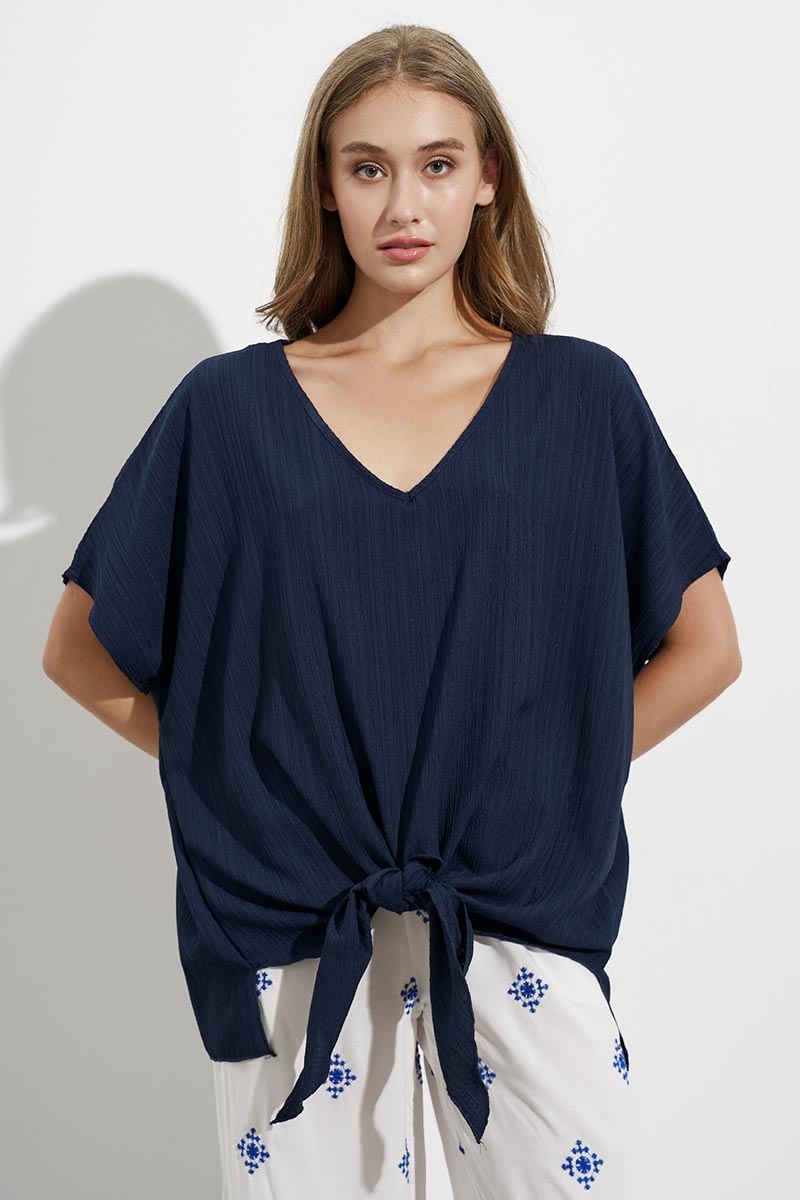 OVERSIZED ΜΠΛΟΥΖΑ V-NECK, ΜΕ ΔΕΣΙΜΟ ΕΜΠΡΟΣ, ΑΠΟ ΤΕΧΝΗΤΟ ΜΕΤΑΞΙ ΚΑΙ ΛΙΝΟ, ΜΠΛΕ