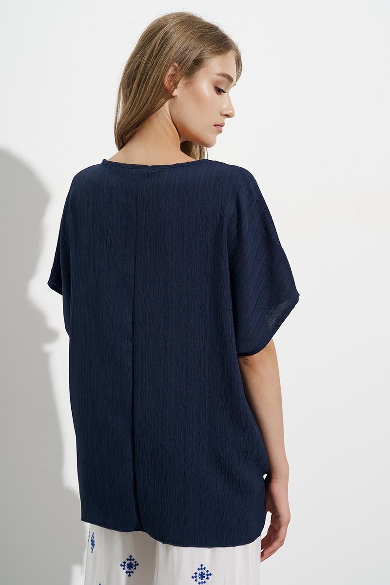 OVERSIZED ΜΠΛΟΥΖΑ V-NECK, ΜΕ ΔΕΣΙΜΟ ΕΜΠΡΟΣ, ΑΠΟ ΤΕΧΝΗΤΟ ΜΕΤΑΞΙ ΚΑΙ ΛΙΝΟ, ΜΠΛΕ