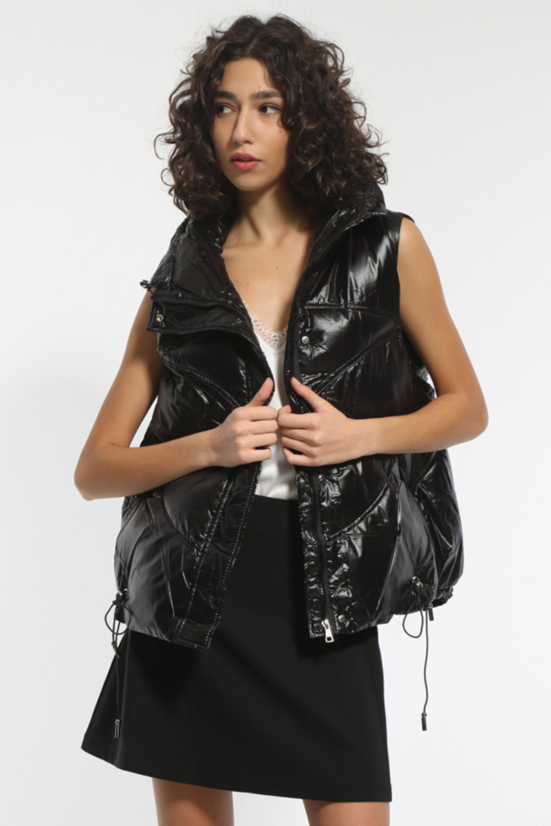 SLEEVELESS GLOSSY BLACK JACKET