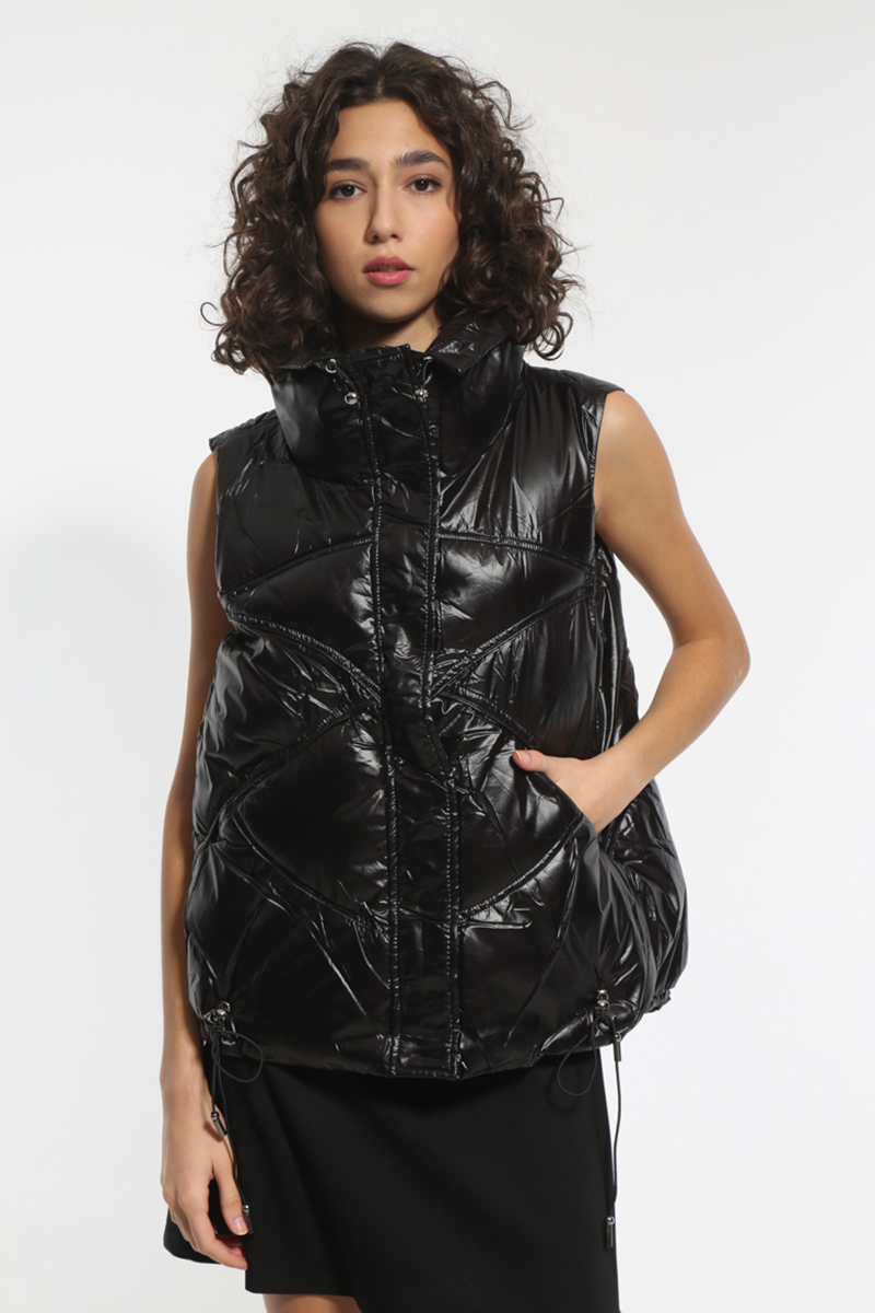 SLEEVELESS GLOSSY BLACK JACKET