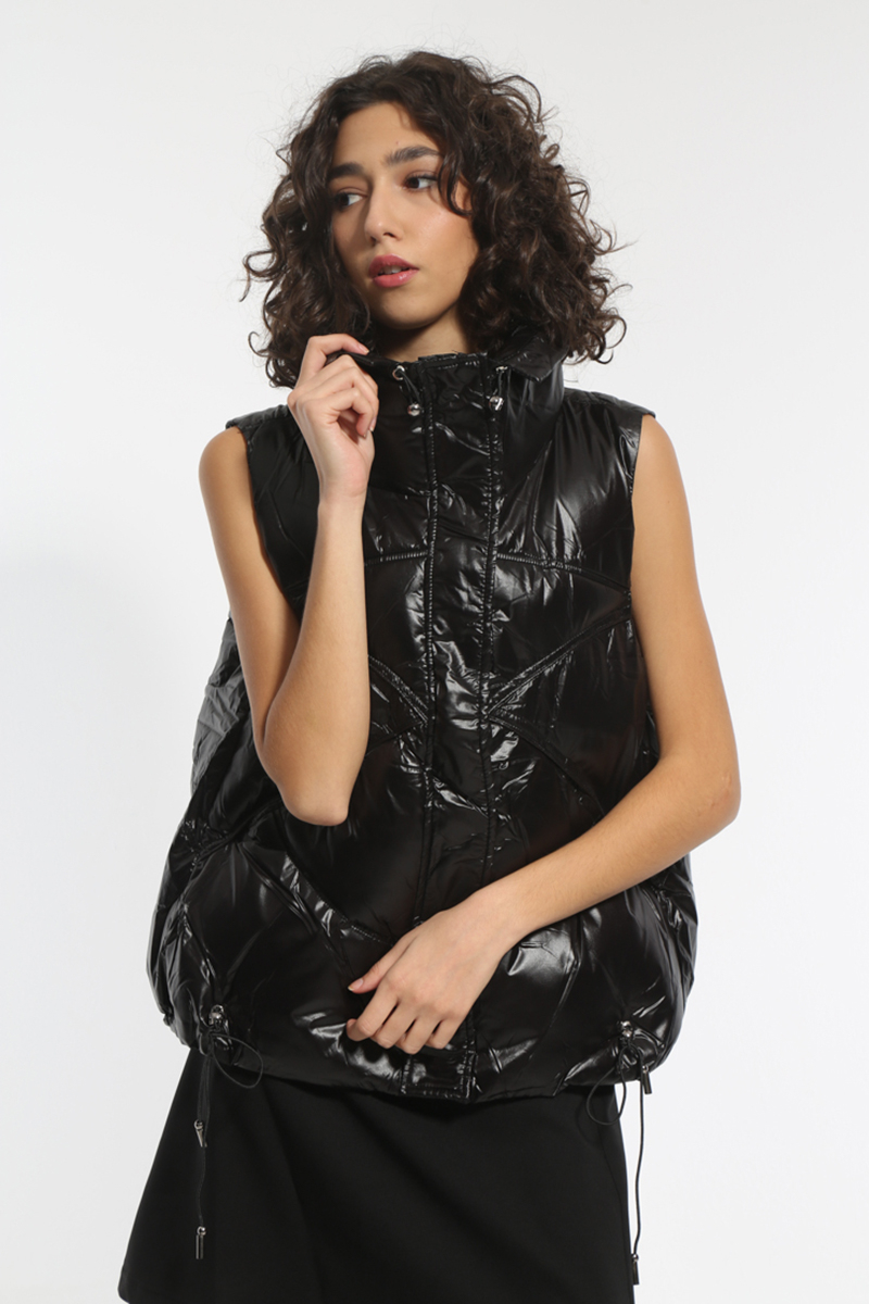 SLEEVELESS GLOSSY BLACK JACKET