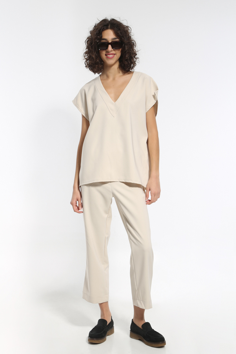 BEIGE SET WITH SHORT-SLEEVED T-SHIRT AND PANTS