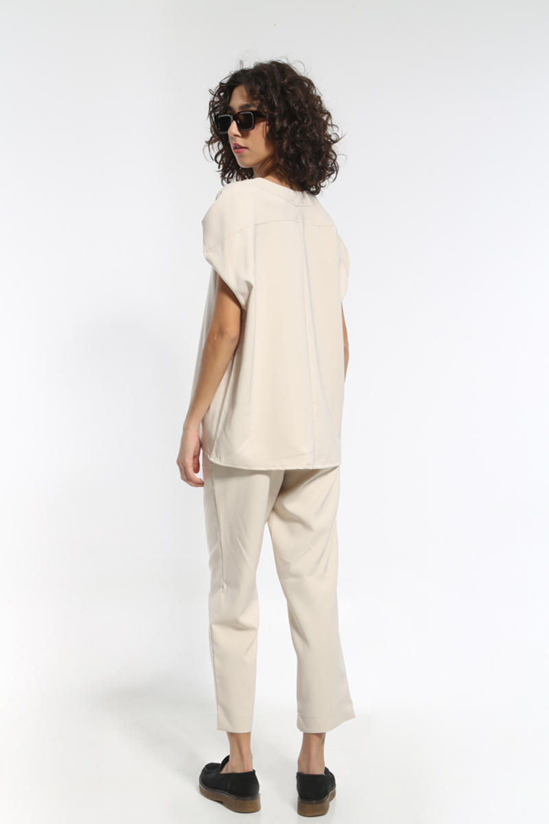 BEIGE SET WITH SHORT-SLEEVED T-SHIRT AND PANTS