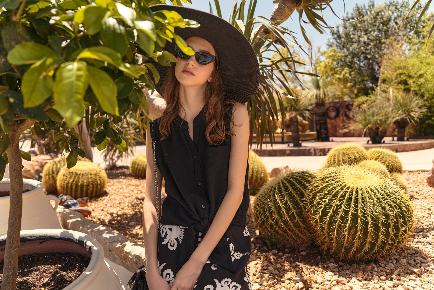 BLACK COLLARLESS SLEEVELESS SHIRT WITH TIE FRONT